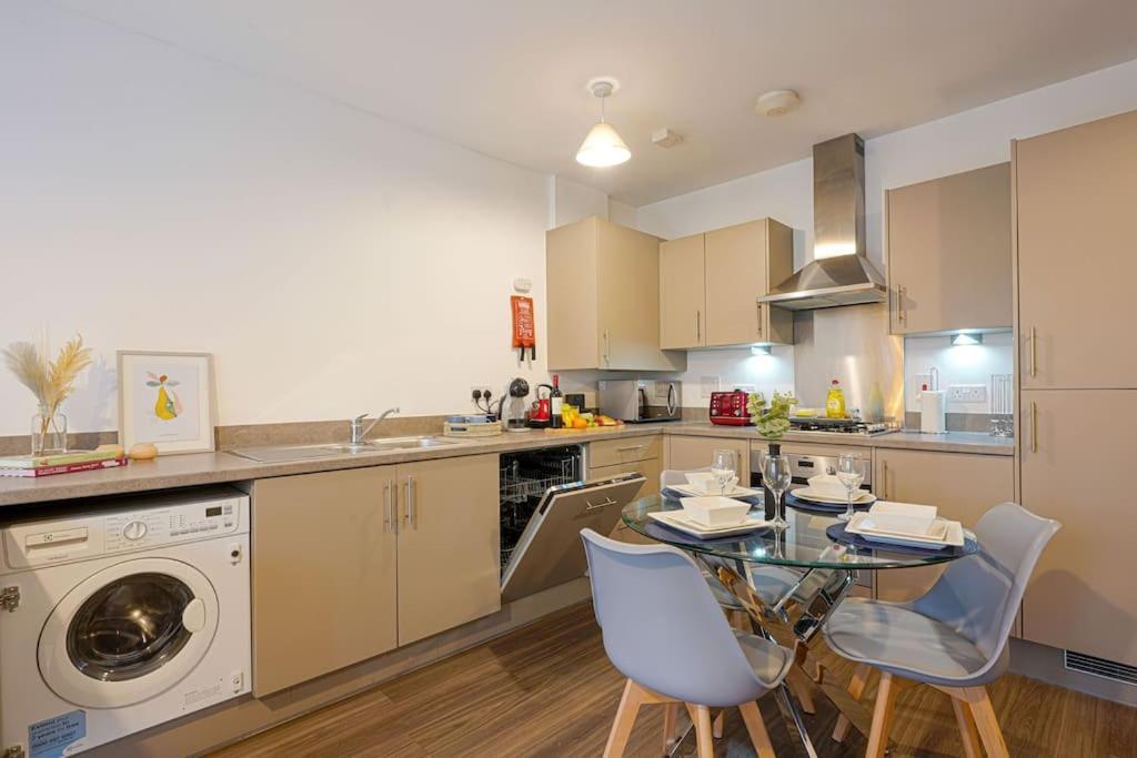 Luxury Campbell Park Apartments In Central Mk With Balcony, Free Parking & Smart Tv With Netflix By Yoko Property Milton Keynes Kültér fotó