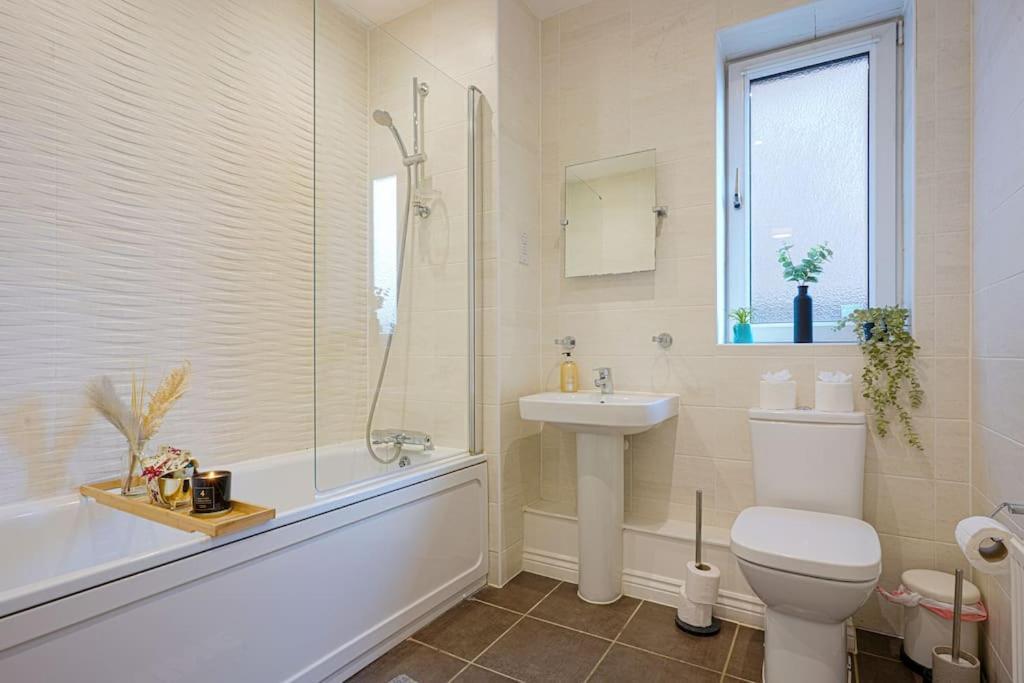 Luxury Campbell Park Apartments In Central Mk With Balcony, Free Parking & Smart Tv With Netflix By Yoko Property Milton Keynes Kültér fotó